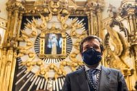 Almeida pide a La Paloma que acabe la pandemia y que Madrid encare la recuperación "de la mejor forma posible"