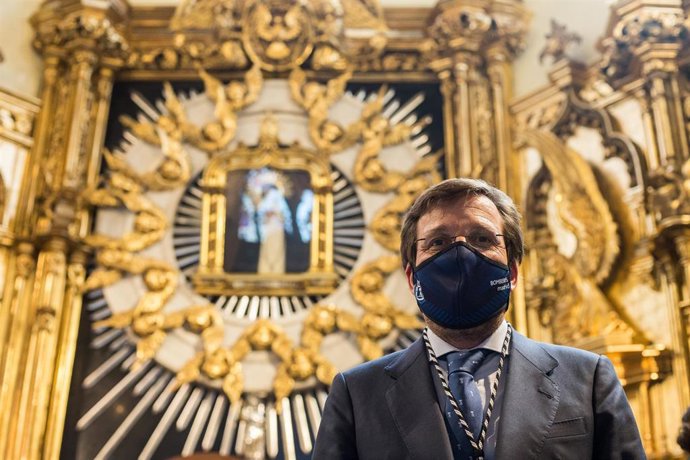 Archivo - Imagen de archivo del alcalde de Madrid, José Luis Martínez-Almeida, frente a la Virgen de La Paloma