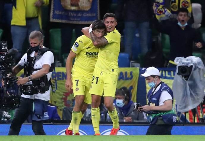 11 August 2021, United Kingdom, Belfast: Villarreal's Gerard Moreno (L) celebrates scoring his side's first goal with teammate Yeremi Pino during the UEFA Super Cup soccer match between Chelsea FC and Villarreal CF at Windsor Park. Photo: Niall Carson/P