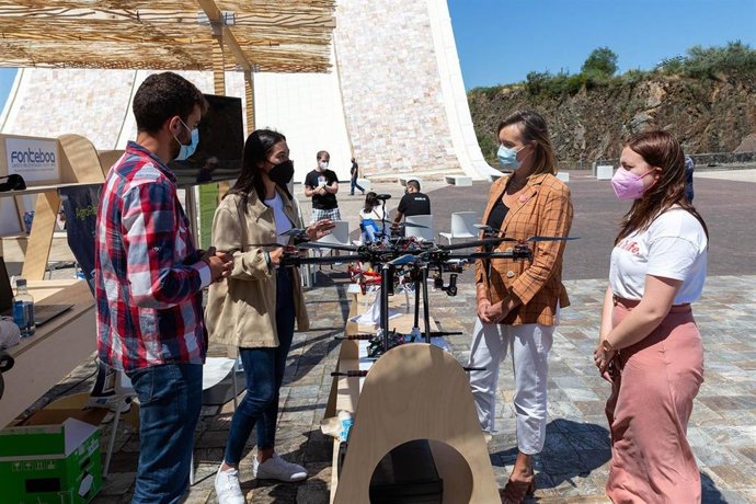 Archivo - La Conselleira de Política Social, Fabiola García, visita la I Feira de Iniciativa Xove, en abril de 2021 (foto de archivo).