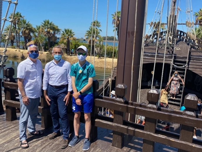 El máximo representante diplomático en funciones de EE.UU. En España, Conrad Tribble, ha visitado el Muelle de las Carabelas (Huelva), junto a su hijo.