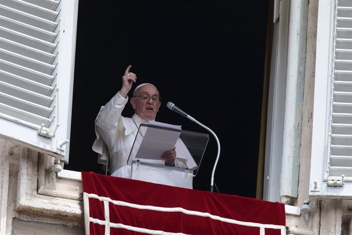 08 August 2021, Vatican, Vatican City: Pope Francis delivers Angelus preyer from the window of the Apostolic palace  overlooking Saint Peter's Square at the Vatican. Photo: Evandro Inetti/ZUMA Press Wire/dpa