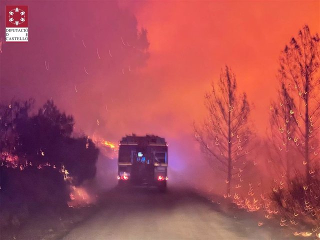 Bomberos trabajan en el incendio forestal de Azuébar (Castellón)