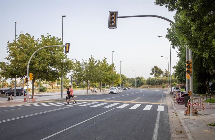 Semáforo en la Avendia de Santa Marta de Huelva capital.