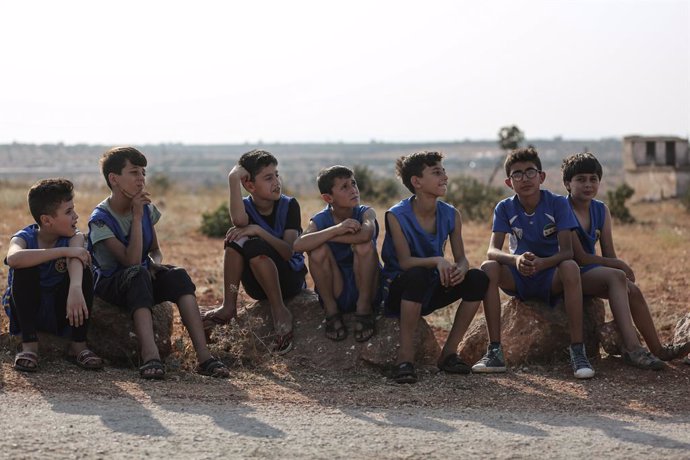 07 August 2021, Syria, Idlib City: Syrian children attend a small-scale Olympic-style event held for internally displaced children by volunteers of the Violet relief organization. The sports event is organized in conjunction with the Tokyo 2020 Olympic 