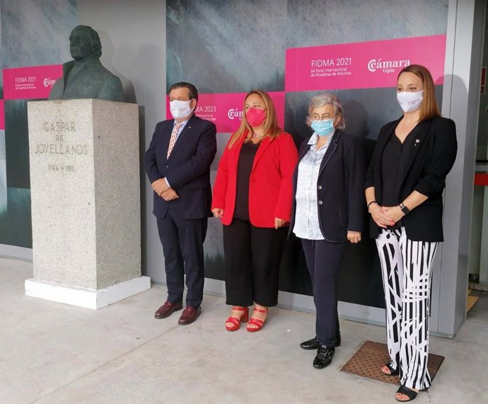 Lydia Espina, segunda por la izquierda