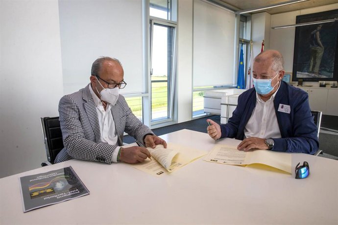 El Consejero De Industria, Turismo, Innovación, Transporte Y Comercio, Javier López Marcano, Firma Un Protocolo Con Representantes De La OMTE.