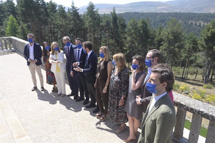 Gran parte de los miembros del Comité de Dirección del PP posan para la foto de familia de la Junta Directiva Nacional del PP en Gredos. (I-D) El vicesecretario general del partido, Jaime de Olano Vela; la presidenta del Comité Electoral, Belén Hoyo Jul