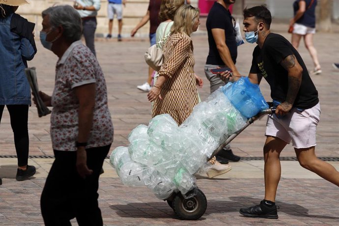Archivo - Varias personas intentan protegerse del calor en foto de archivo.