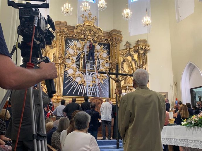 Bajada del cuadro de la Virgen de la Paloma por parte del bombero Jesús Rodríguez Luna en su celebración, a 15 de agosto de 2021 (Madrid).