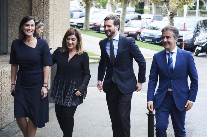 Archivo - La alcaldesa de Santander, Gema Igual; la presidenta del PP de Cantabria, María José Sáenz de Buruaga; el presidente del PP, Pablo Casado, y el diputado del PP por Cantabria, Diego Movellán, en Santander.- Archivo.