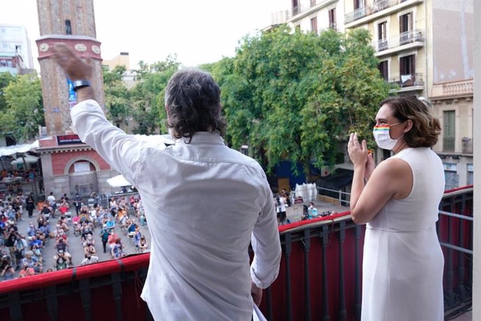 El president d'mnium Cultural, Jordi Cuixart, i l'alcaldessa de Barcelona, Ada Colau, després del pregó de la festa major de Grcia