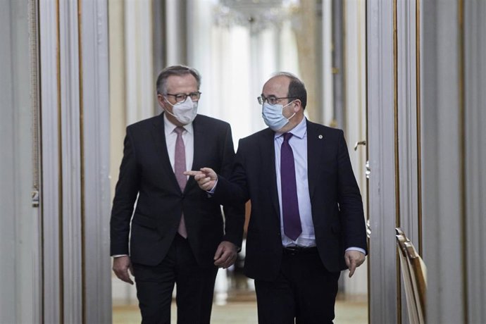 Archivo - El ministro de Política Territorial y Función Pública, Miquel Iceta (d), durante un encuentro con  el presidente de la Ciudad Autónoma de Melilla, Eduardo de Castro González (i), en la sede del Ministerio, en Madrid (España), a 30 de marzo de 