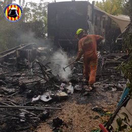 Efectivos del Consorcio Provincial de Bomberos de Valencia extinguen un incendio en un camping de Xtiva