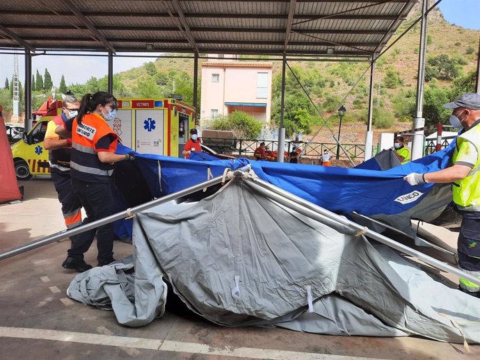 Operarios montan un hospital de campaña en el incendio forestal de Azuébar (Castellón)