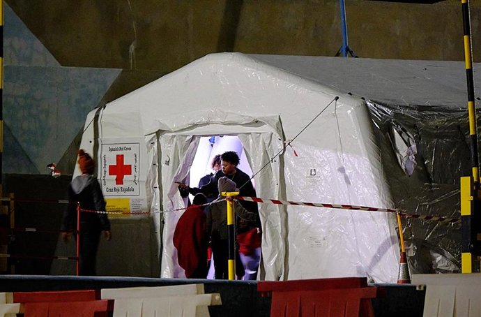 Varios migrantes son rescatados en el momento en el que se dirigían en lanchas a Fuerteventura, a 12 de agosto de 2021, en Fuerteventura, Islas Canarias, (España). 