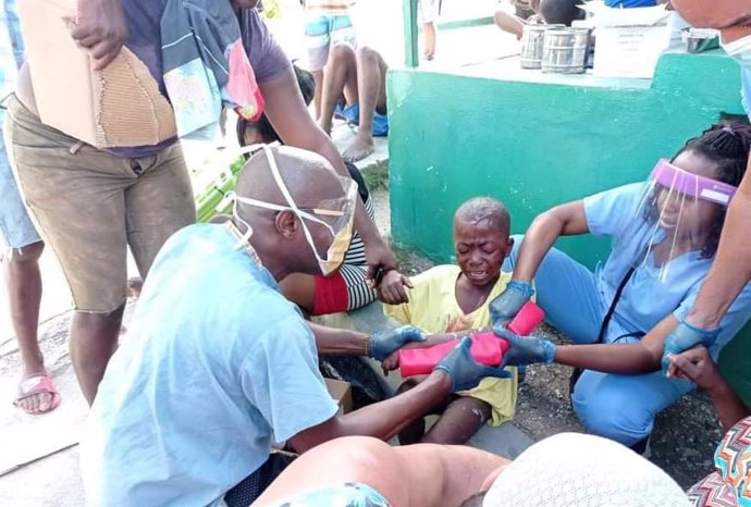Médicos cubanos tratando a los heridos a causa del último el terremoto en Haití