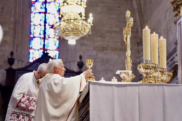 El cardenal arzobispo de Valencia, Antonio Cañizares, preside este domingo la misa solemne de la fiesta de la Asunción en la Catedral de Valncia