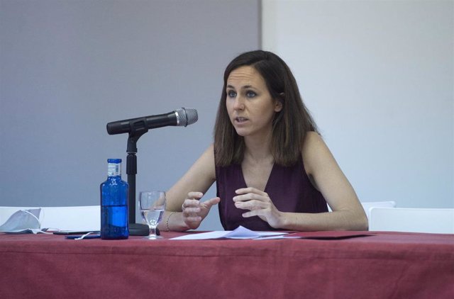 La ministra de Derechos Sociales y Agenda 2030, Ione Belarra, imparte la conferencia 'Democracia feminista: Economía de los cuidados, sostenibilidad de la vida y garantía de los derechos sociales'.