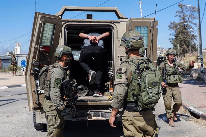 Archivo - 14 May 2021, Palestinian Territories, Jenin: Israeli soldiers detain a Palestinian protester during clashes at Al Jalamah checkpoint near the West Bank City of Jenin, amid the escalating flare-up of Israeli-Palestinian violence. Photo: Oday Da