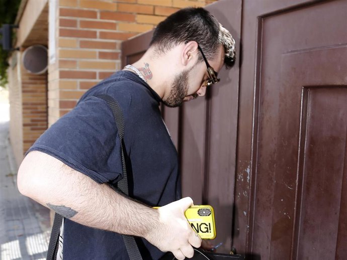 Álvaro Lobo, llegando a la casa de Alejandra Rubio a las afueras de la capital