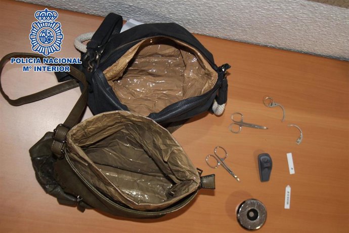 Imagen de uno de los bolsos incautados por la Policía al grupo itinerante que cometía hurtos en Almería.