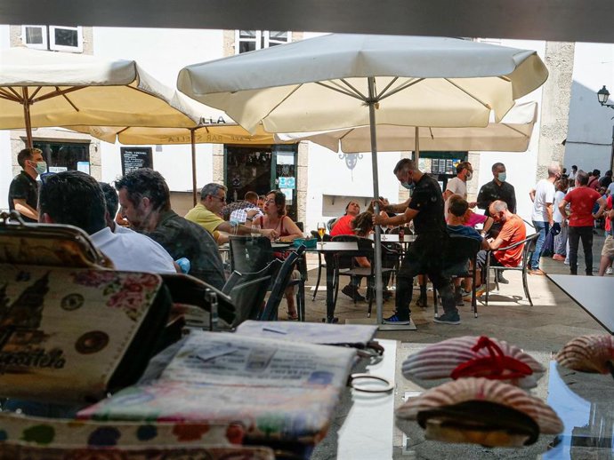 Varias personas en la terraza de un restaurante el día en que el TSXG declara nula la petición de certificado Covid para entrar en hostelería, a 12 de agosto de 2021, en Santiago de Compostela, A Coruña, Galicia (España). El Tribunal Superior de Xustiza