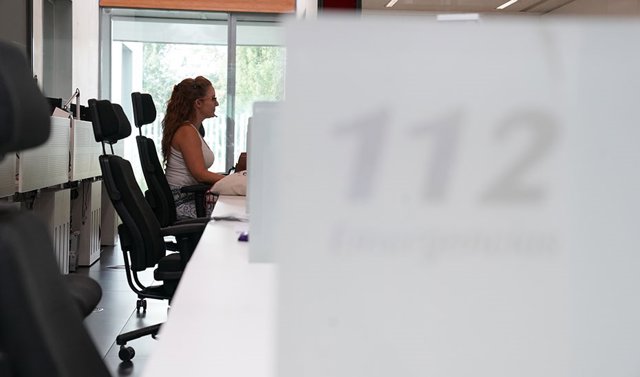 Archivo - Una trabajadora del 112 Andalucía