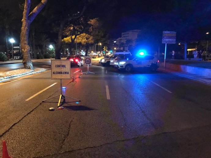 Control de vehículos en un dispositivo policial de fin de semana.