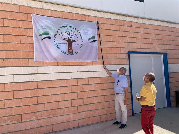 El presidente de la Diputación de Cáceres, Carlos Carlos, y el alcalde de Villanueva de la Sierra, Felipe Saul, inauguran el pabellón polideportivo de la localidad, en cuyas obras se han invertido más de 200.000 euros