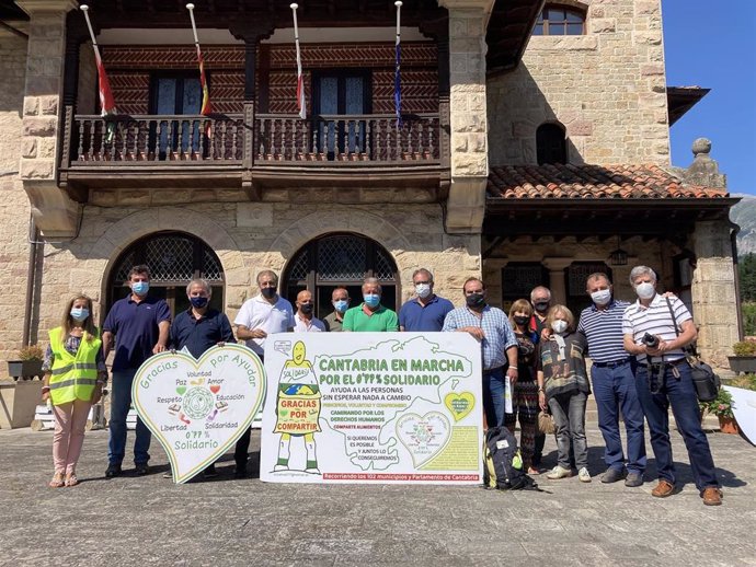 Presentación de la Marcha Cantabria Solidaria por el 0,77% en el Ayuntamiento de Cillorigo de Liébana.
