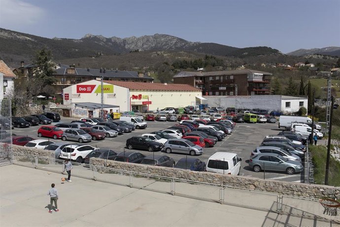 Archivo - Imagen de recurso de coches aparcados en un parking público 