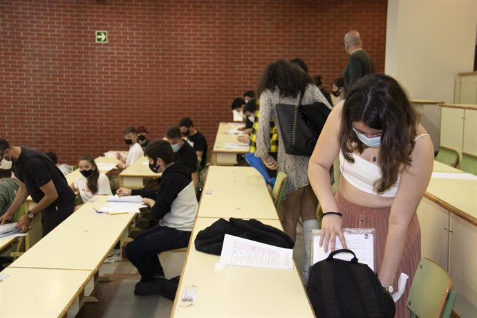 Archivo - Estudiantes preuniversitarios en un aula de la UC.