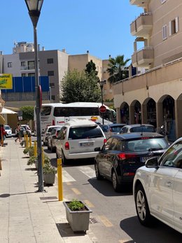Retención formada en una de las calles de Alcúdia.