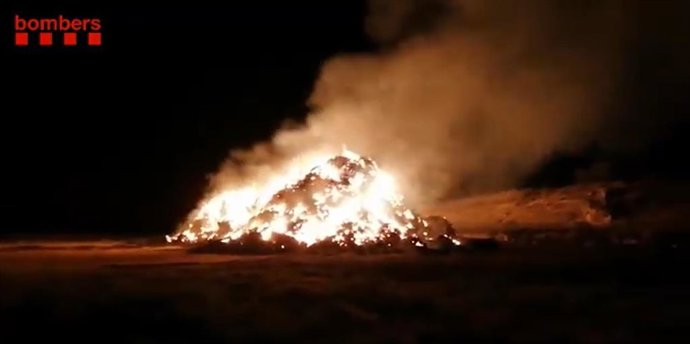 Archivo - Arxivo - Imatge de l'incendi de la pila de blat a Arbeca (Lleida)