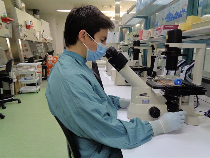 El investigador del IrsiCaixa Edwards Pradenas