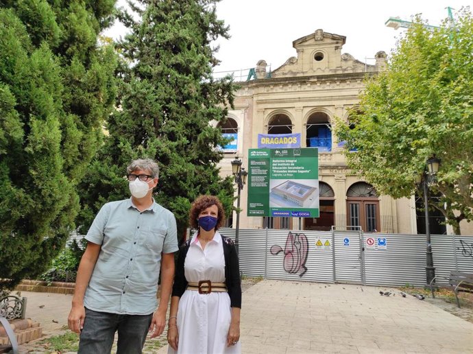 Los concejales del PP de Logroño, Antonio Ruiz y Celia Sanz, ante el IES Sagasta donde han criticado la falta de actuación en la zona por parte del Ayuntamiento