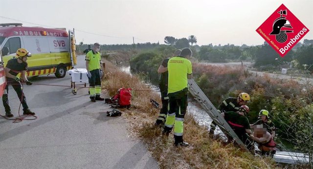 Rescate de un conductor en una acequia de Almoradí