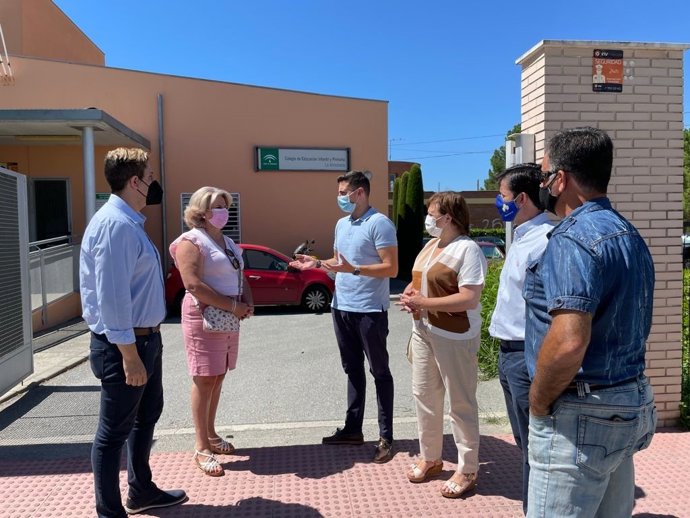 Imagen del diputado del PP por Granada, Rafael Caracuel, en su visita al colegio Vegas.