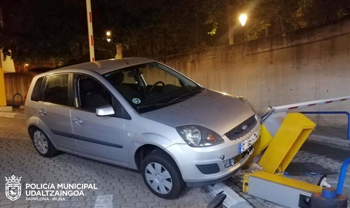Un vehículo choca contra la barrera del parkin de la plaza de toros de Pamplona