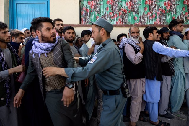 Colas ante una oficina de pasaportes en Kabul