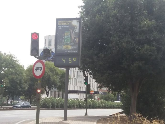 Archivo - Un termómetro marca 45 grados en Sevilla, en una imagen de archivo