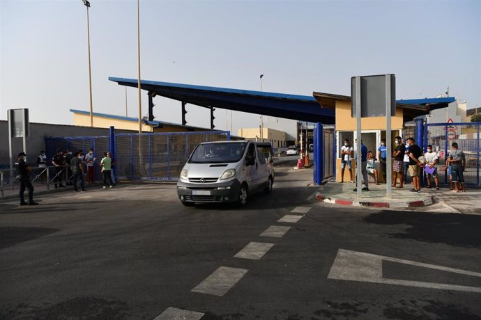 Una furgoneta circula tras dejar a menores marroquíes para su repatriación a su país de origen, en la frontera de Tarajal, a 16 de agosto de 2021, en Ceuta