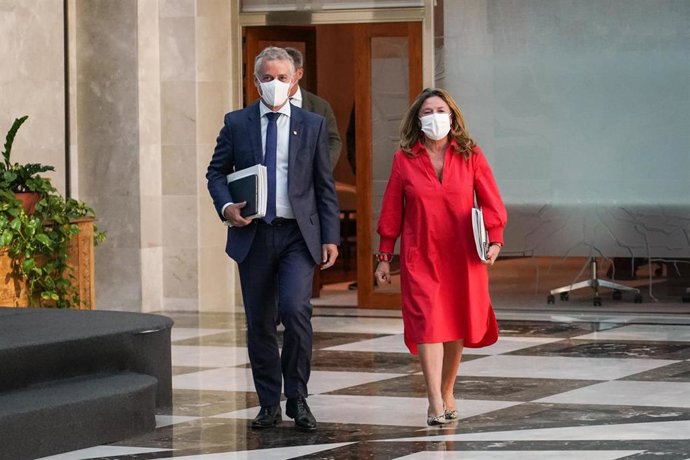 El Lehendakadi, Íñigo Urkullu (i), y la consejera de Salud en Euskadi, Gotzone Sagardui