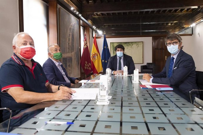 El presidente de la Comunidad, Fernando López Miras, en un encuentro de trabajo con el secretario general de la Unión General de Trabajadores a nivel nacional, Pepe Álvarez