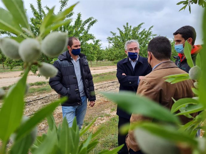 Foto de archivo del consejero de Agricultora, Ganadería y Medio Ambiente de Aragón, Joaquín Olona, en su visita a las exploraciones de 'El Camp de Pla'.