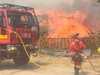 Cuatro dotaciones de Bomberos de la Comunidad y un helicóptero ayudan en la extinción del incendio de Ávila
