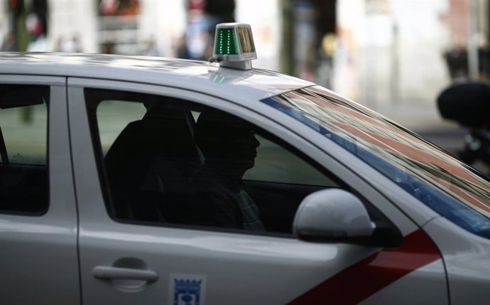 Archivo - Un conductor circula con su taxi