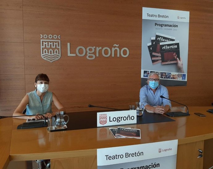 La concejala de Cultura, Carmen Urquía, y el director del Bretón, Jorge Quirante