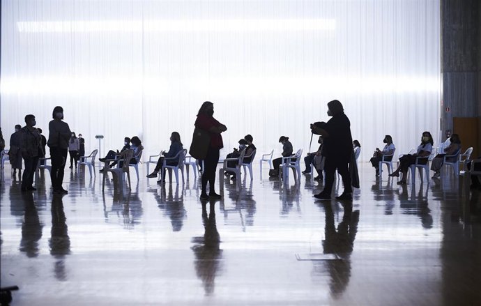 Archivo - Varias personas, en un dispositivo de vacunación masiva frente al Covid-19, en el Palacio de Exposiciones y Congresos de Santander